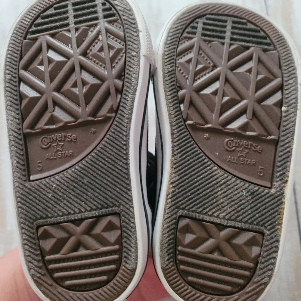 Converse Sz 5 Kids High-Top Sneakers